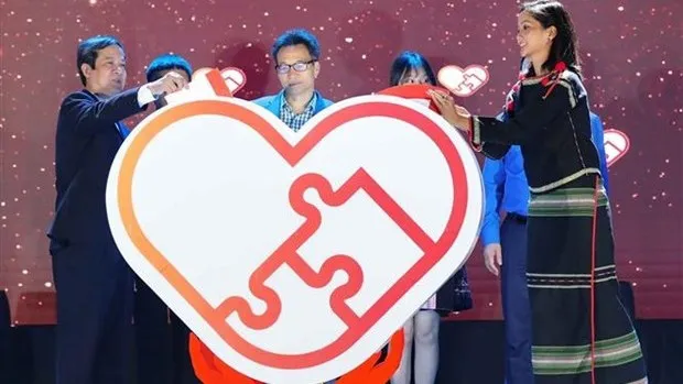 Deputy Prime Minister Vu Duc Dam (centre) and other participants press the button to launch the programme on April 11. (Photo: VNA)