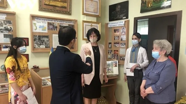 Vietnamese Ambassador to Ukraine Nguyen Hong Thach (second from left) visits and presents gifts to a language school in Kyiv, named after the late President Ho Chi Minh (Photo: VNA)