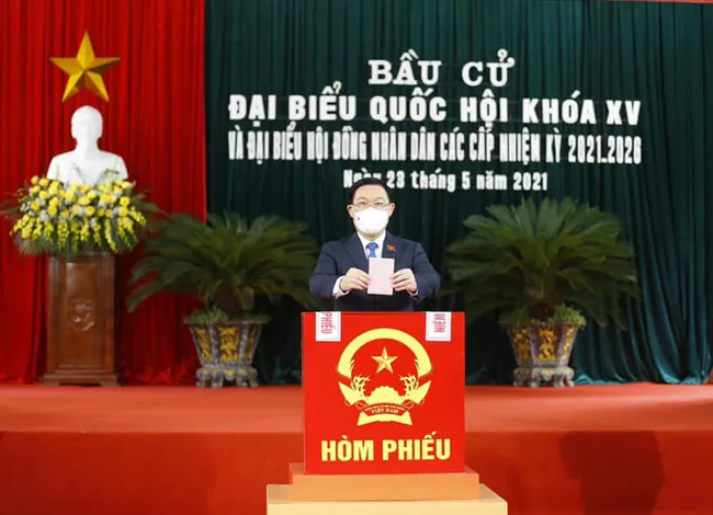 National Assembly (NA) Chairman Vuong Dinh Hue is the first to cast ballots at Polling Station No.1 in An Lao township, Hai Phong’s An Lao district on May 23 morning. (Photo: VNA)