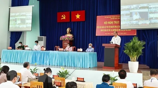 State President Nguyen Xuan Phuc meets with voters in Hoc Mon district (Photo: VNA)