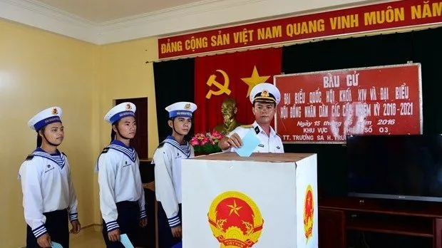 Officers and soldiers in Truong Sa District cast their ballots during the previous elections in 2016 (Photo: baohaiquanvietnam.vn)