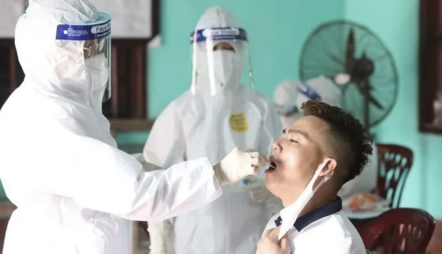 Health workers collect sample for COVID-19 swab test (Photo: VNA)