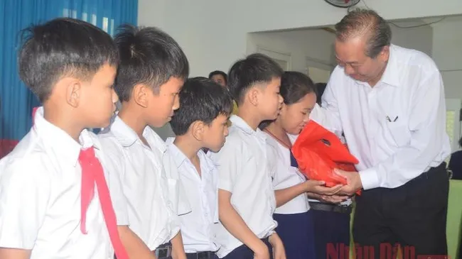 Deputy PM Truong Hoa Binh presents gifts to children in Quang Ngai Province.