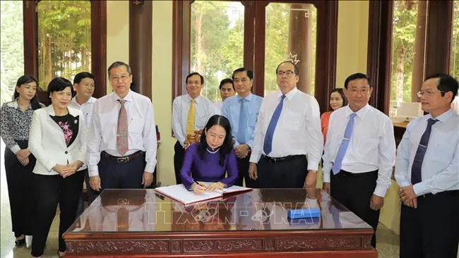 Vice President Vo Thi Anh Xuan writes in the book of remembrance at late President Ton Duc Thang’s memorial site. (Photo: VNA)