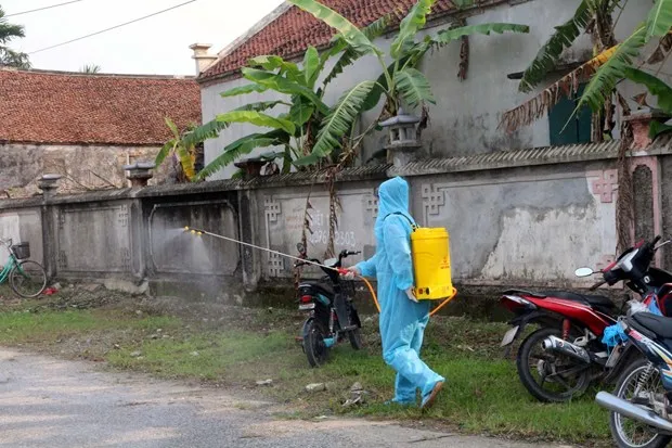 A medial worker disinfects Quan Nhan hamlet of Nhan Dao commune, Ha Nam province's Ly Nhan district, on April 29 after a man returning home there was confirmed to be a COVID-19 case, Patient 2,899 (Photo: VNA)