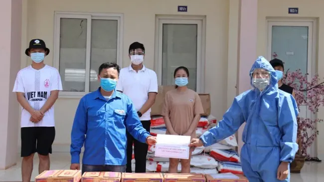 At the ceremony to hand over 1,000 medical masks and foodstuff to Vietnamese students in Laos.