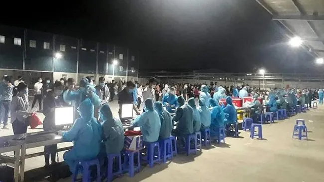 Workers at an industrial park in Bac Giang province giving samples for COVID-19 testing. (Photo: NDO)