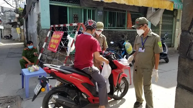 Authorised forces blockade an alley in Ward 15 in Go Vap district, Ho Chi Minh City. (Photo: suckhoedoisong.vn)