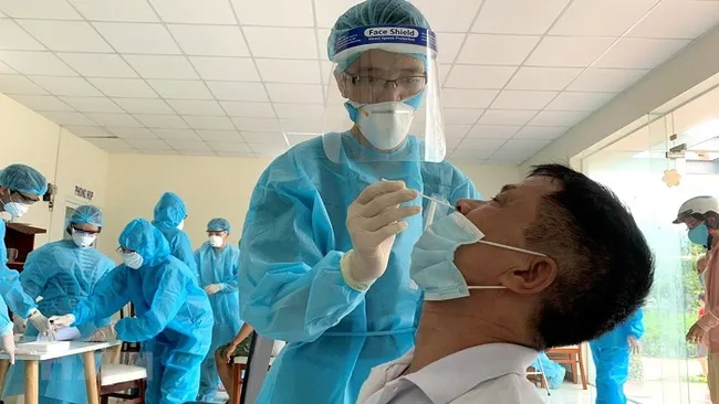 Medical workers take samples for COVID-19 testing in Ho Chi Minh City. (Photo: VNA)