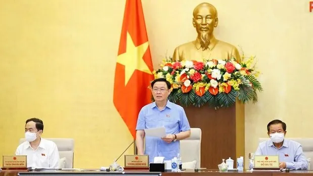NA Chairman Vuong Dinh Hue speaks at the meeting. (Photo: VNA)
