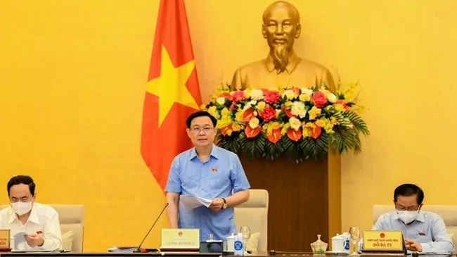 Chairman of the National Assembly Vuong Dinh Hue (centre) speaks at the 56th meeting of the NA Standing Committee on May 27 (Photo: NDO/Le Tu)