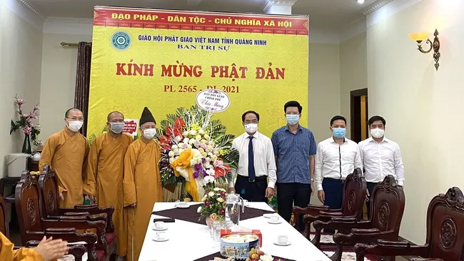 Deputy Minister of Home Affairs Vu Chien Thang extends his best wishes to the Most Venerable Thich Thanh Quyet.