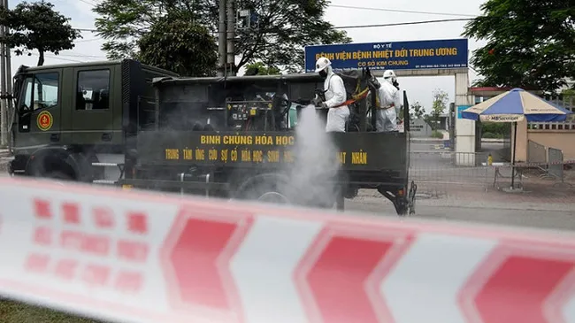 Soldiers from the Vietnamese army’s chemical division disinfect the Hanoi-based National Hospital for Tropical Diseases Base 2 in Dong Anh District, May 6. (Photo: NDO)
