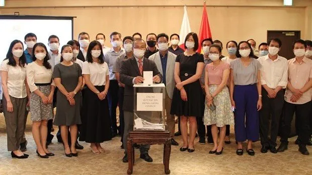 Vietnamese expats in Japan donate to Vietnam's COVID-19 vaccine fund. (Photo: VNA)