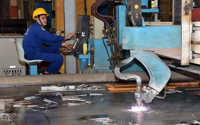 The remaining two quarters of the year must reach a growth rate of more than 7% in order to achieve the full-year growth target. (Photo: Quang Anh)