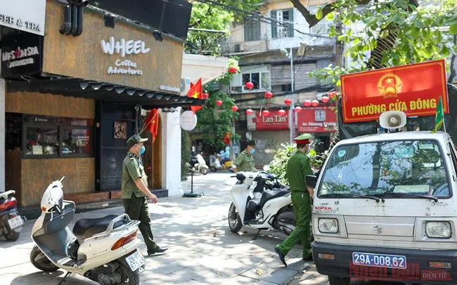 Hanoi’s Cua Dong Ward Police forces remind people to follow pandemic preventive measures. (Photo: DUY LINH/NDO)