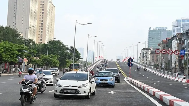The overpass at the intersection of Nguyen Van Huyen - Hoang Quoc Viet streets connects the three districts of Cau Giay, Tay Ho and Bac Tu Liem in Hanoi. (Photo: NDO)