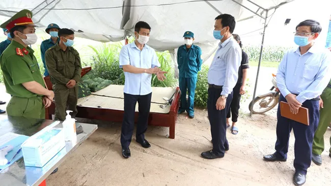 Vinh Phuc authorities inspect a COVID-19 control checkpoint in the province. (Photo: NDO)