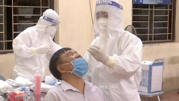 A resident in Mao Dien commune of Thuan Thanh district, Bac Ninh province, has sample taken for COVID-19 testing (Photo: VNA)