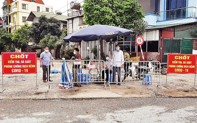 Local people in Dong Anh District actively participate in epidemic prevention and control at the checkpoints. (Photo: ND)