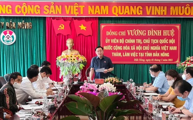 Politburo member and Chairman of the National Assembly Vuong Dinh Hue addresses the working session (Photo: NDO/Van Yen)
