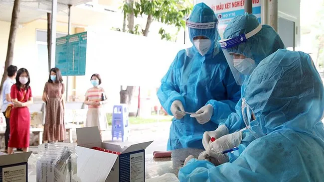 Medical staff collect samples from local residents for COVID-19 screening test in Thu Duc City under Ho Chi Minh City. (Photo: NDO)