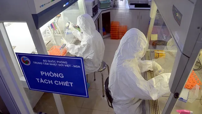 COVID-19 testing at the southern branch of Vietnam - Russia Tropical Centre in Ho Chi Minh City. (Photo: Manh Linh)