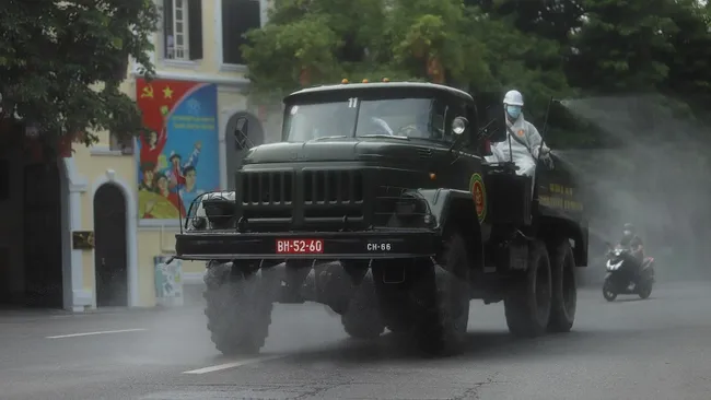 Disinfectants are sprayed at a street in central Hanoi. (Photo: VNA)