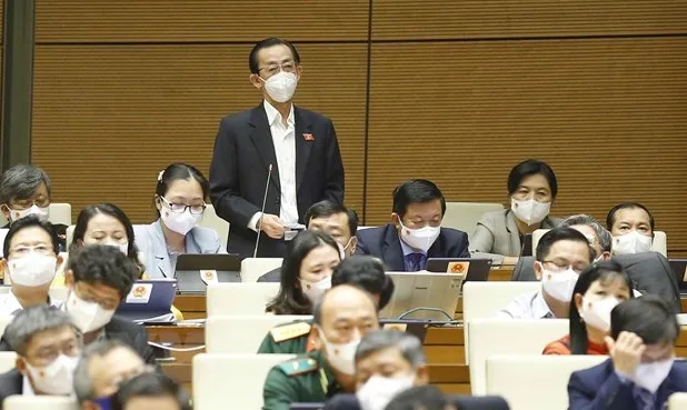 Deputy Tran Hoang Ngan from Ho Chi Minh City speaks at the session. (Photo: VNA)