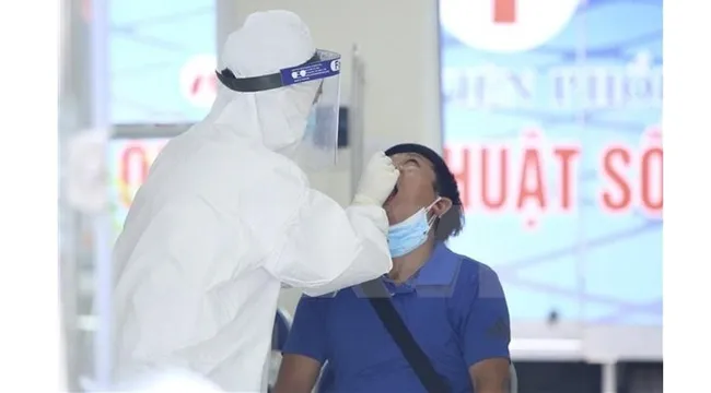 Staff of Hanoi Lung Hospital having samples taken for COVID-19 testing. (Photo: VNA)