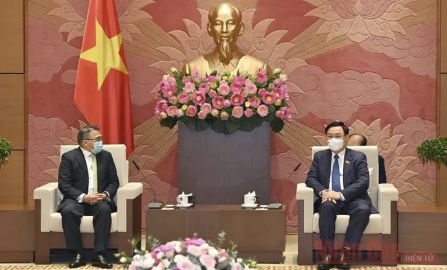 National Assembly Chairman Vuong Dinh Hue (R) meets Philippine Ambassador Meynardo Los Banos Montealegre (Photo: NDO/Duy Linh)