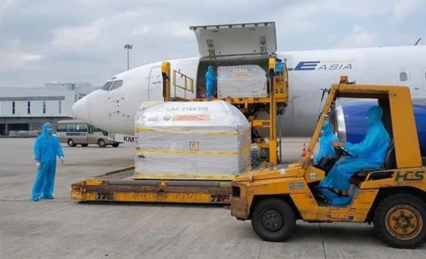 The military will help transport a total of about 112.9 million doses of COVID-19 vaccines around the country by 2022. (Illustrative photo: VNA)