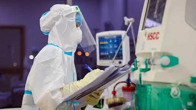 A medical staff member works at the COVID-19 Resuscitation Hospital in Ho Chi Minh City. (Photo: NDO)