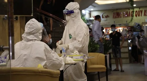 At an area for collecting samples for COVID-19 test (Photo: VNA)