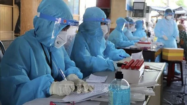 Medical staff are taking samples for COVID-19 testing (Photo: VNA)