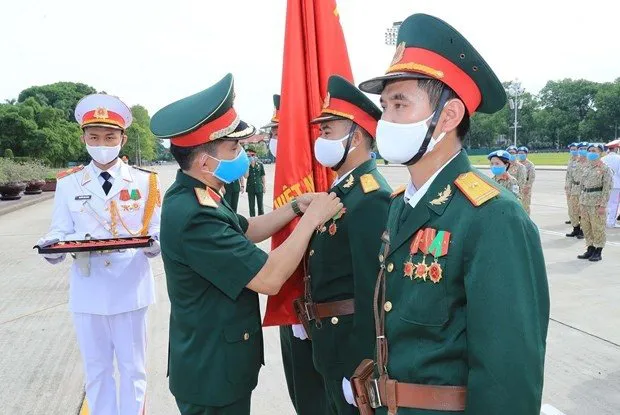 Staff of Level-2 Field Hospital No.2 and officers joining UN keeping operations are presented with Uncle Ho badge (Photo: VNA)