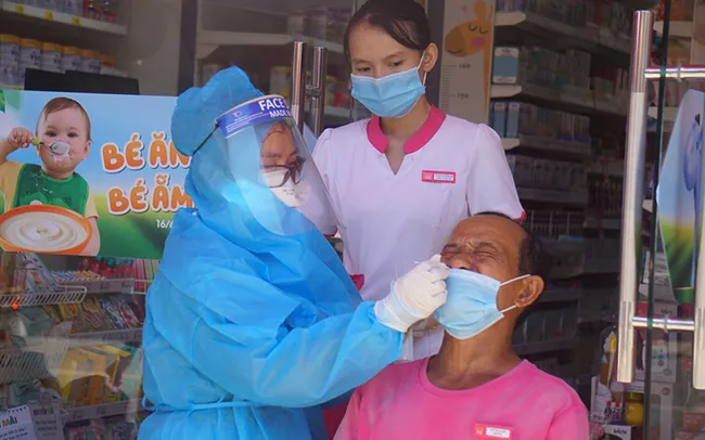 A medical worker takes sample for COVID-19 testing in Da Nang City.
