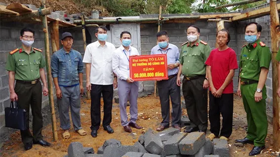 VND50 million presented to the authorities of Mau Due Commune to help constructing a house for the four orphans. (Photo: cand.com.vn)