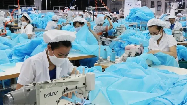 The lives of workers have been severely affected by COVID-19. (Photo: VNA)