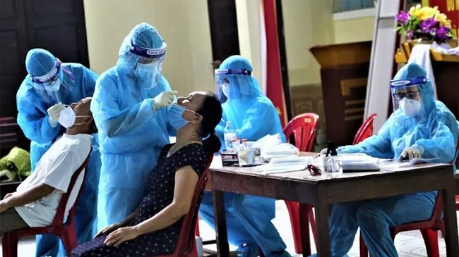 Collecting samples for COVID-19 testing in Vinh City, Nghe An Province. (Photo: NDO)