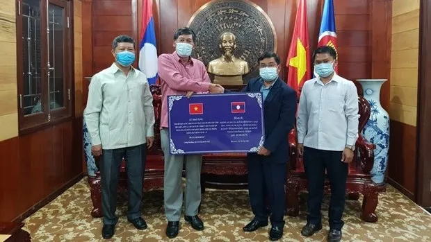 Representatives from Lao Bokeo province present donations to the Vietnamese Embassy in Luang Prabang. (Photo:VNA)