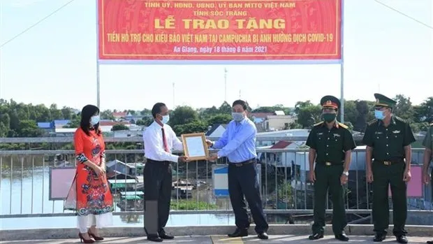 Vice Chairman of the VFF – Soc Trang chapter Lam Dung Liem receives a letter of thanks from the Khmer-Vietnamese Association in Cambodia. (Photo: VNA)
