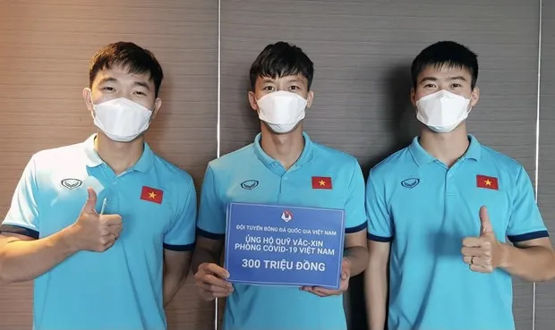 The national men's football squad have contributed VND300 million (US$13,075) to the COVID-19 vaccine fund. (Photo: VNA)