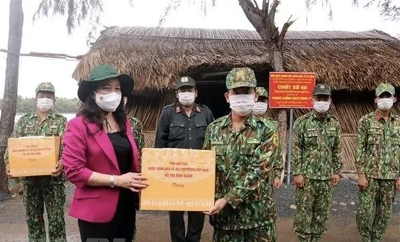 Vice State President Vo Thi Anh Xuan presents gifts to border guards in Kien Giang (Photo: VNA)