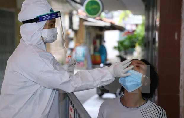 A health worker takes samples for COVID-19 testing (Photo: VNA)