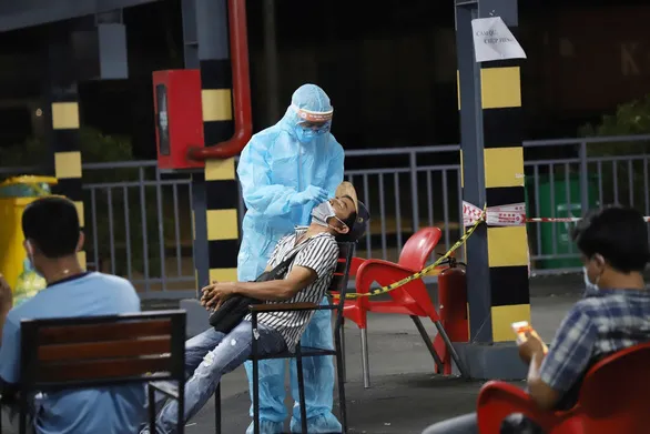 Medical workers collect samples for COVID-19 testing in the Mekong Delta city of Can Tho. (Photo: tuoitre.vn)