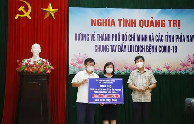 Collectives, units and individuals hand over their donations at the programme. (Photo: VNA)