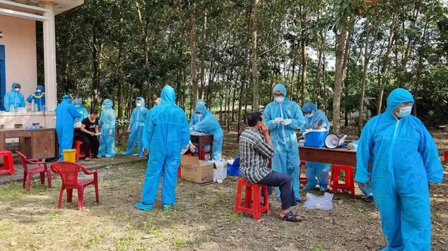 Taking samples to test for SARS-CoV-2 for people in Phu Hoa Village.