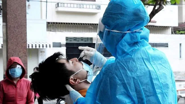 Taking samples for COVID-19 testing in Ho Chi Minh City. (Photo: Diem Hang)