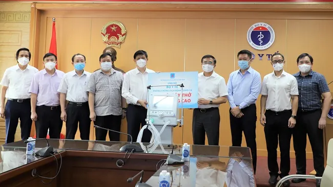 Minister of Health Nguyen Thanh Long receives ventilators donated by PetroVietnam. (Photo: MOH)